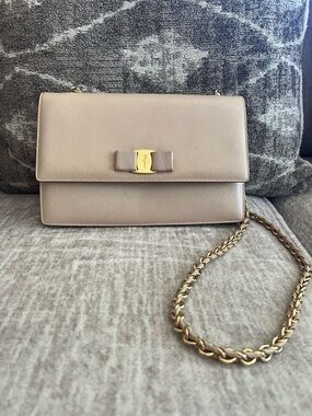 Salvatore Ferragamo Beige Saffiano Leather Vara Bow Chain Bag